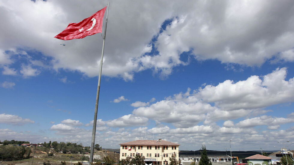 وزير الصحة التركي يحذر من أن تصبح بلاده عبرة للعالم بكورونا