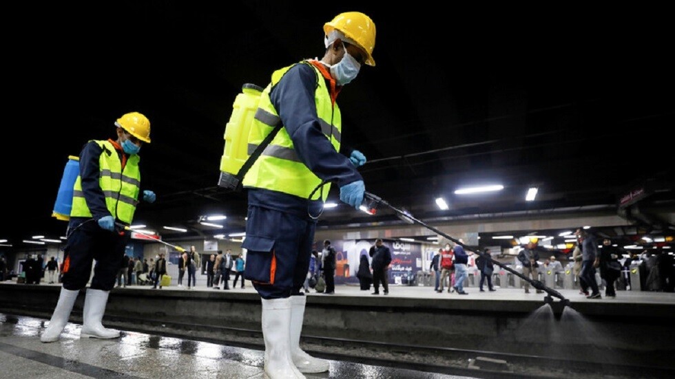 ممر تعقيم ذاتي.. مبادرة شبابية في أحد الشوارع المعزولة بمصر - فيديو + صور