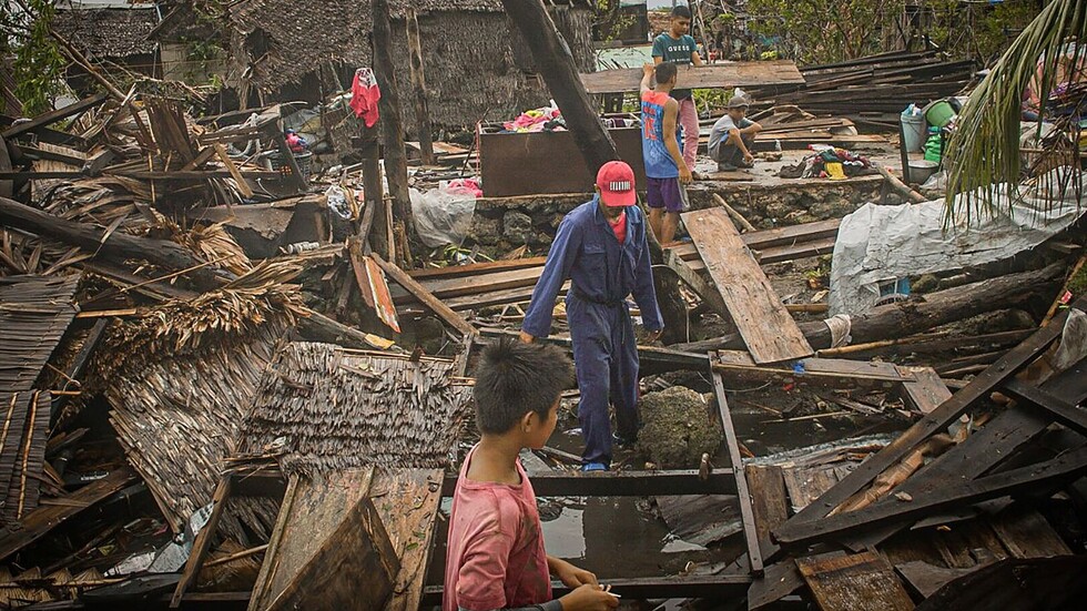 إعصار قوي يجبر 140 ألف شخص على مغادرة منازلهم في الفلبين