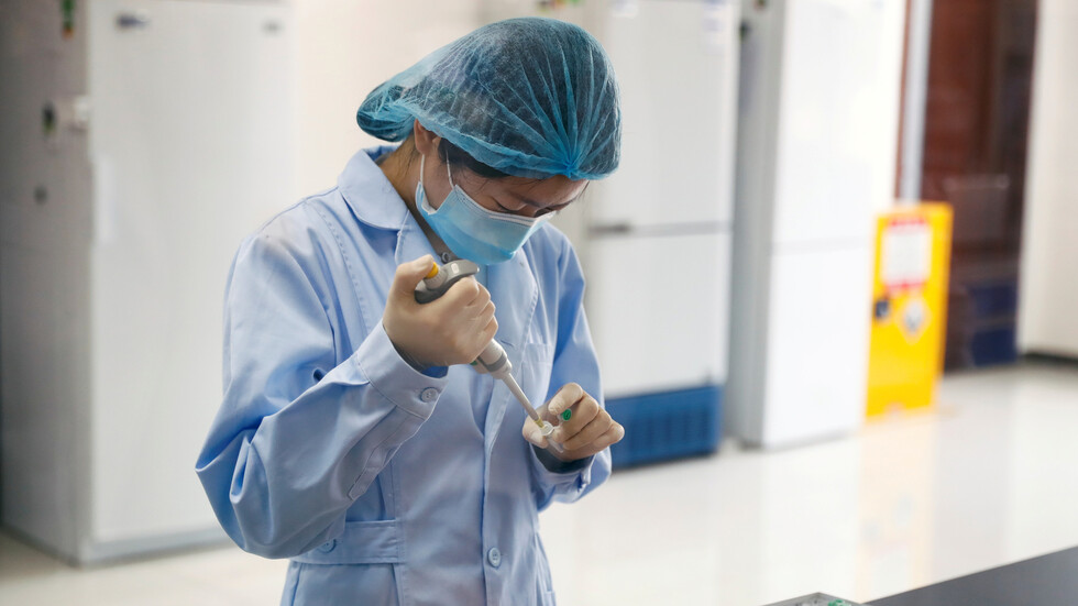 لقاح كورونا المنتظر يعمق الخلافات بين الدول الكبرى