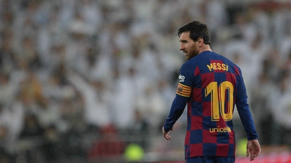 شاهد.. فنان يبدع في تشكيل مجسم ميسي من المعجون