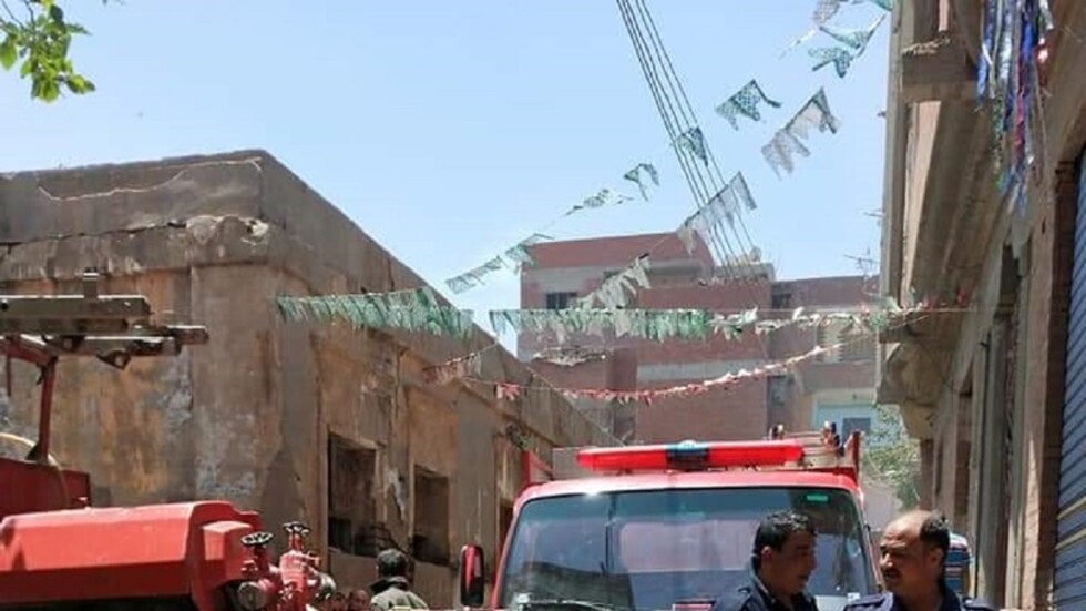 شاهد.. حريق يلتهم المنازل بقرية تحت الحجر الصحي في مصر