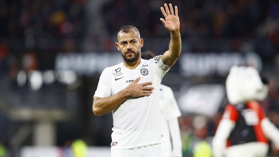 لاعب كرة قدم مخضرم عمره 42 عاما يحقق حلمه