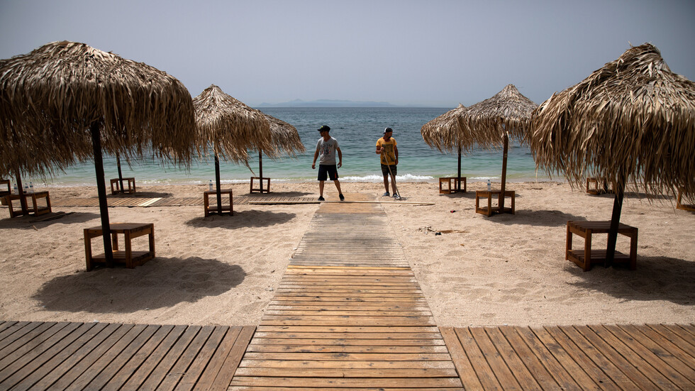 اليونان تفتح أكثر من 500 شاطئ بسبب موجة الحر