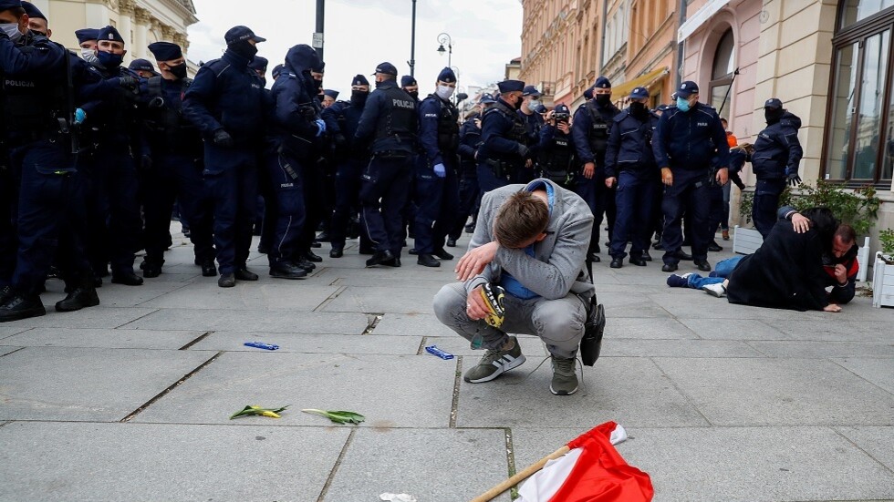 شرطة بولندا تتصدى لمحتجين ضد قيود كورونا (فيديو)