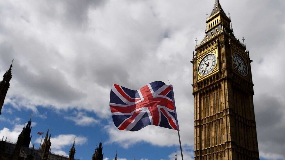 بريطانيا تستجوب رجلا بسبب وفاة عاملة قطارات بكوفيد-19 بعد أن بصق عليها