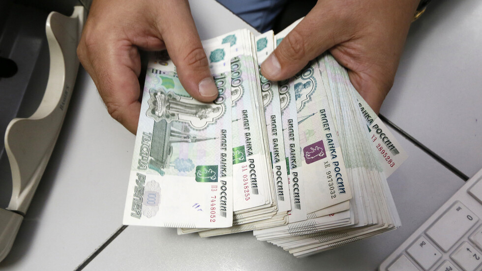 الروبل يصعد أمام الدولار واليورو