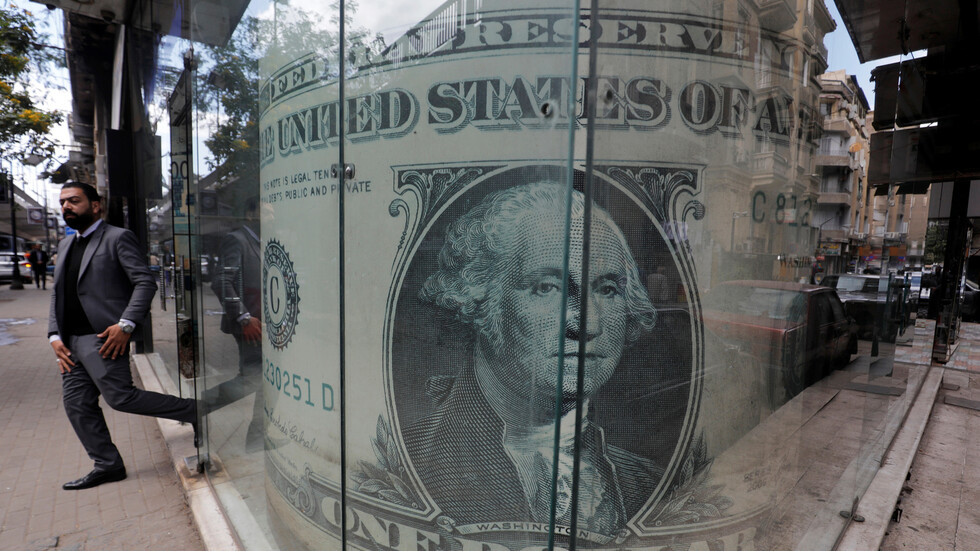 الدولار يرتفع في مصر بعد شهرين من الاستقرار