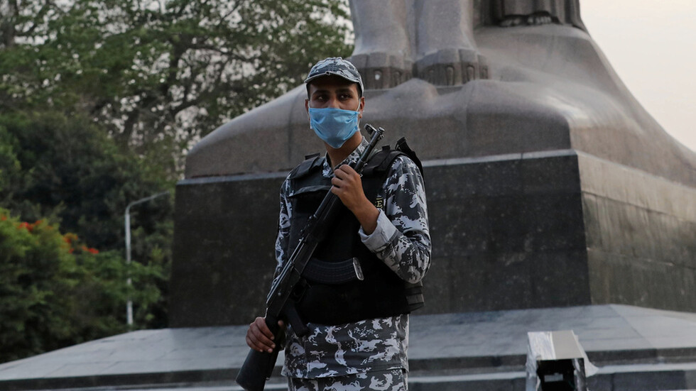 مستشار الرئيس المصري: قد نضطر لفرض الحظر الشامل بسبب شراسة فيروس كورونا