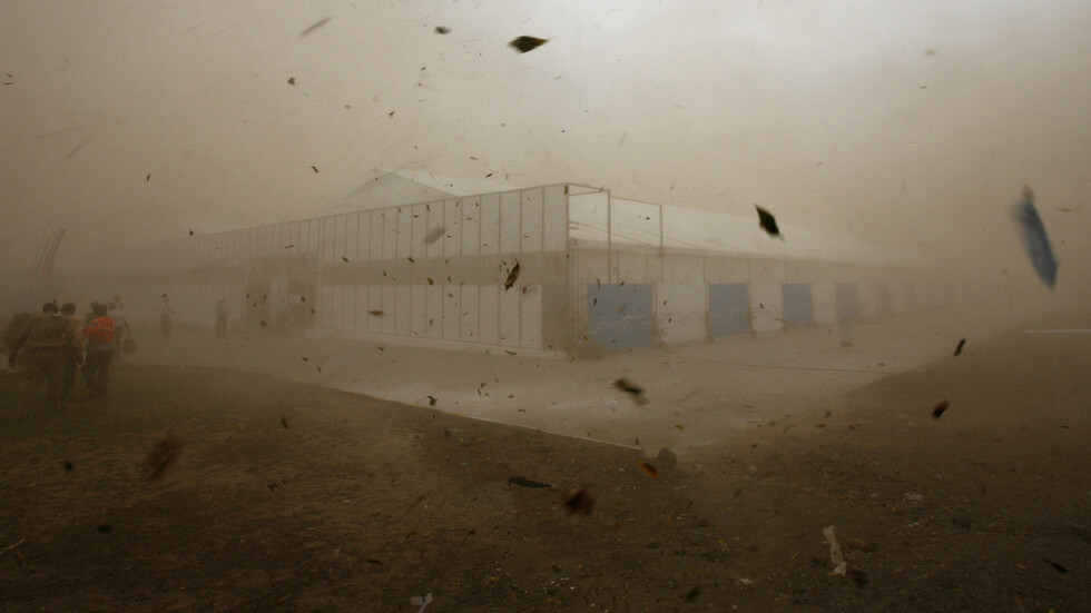 إعصار عات يهدد الهند وبنغلادش