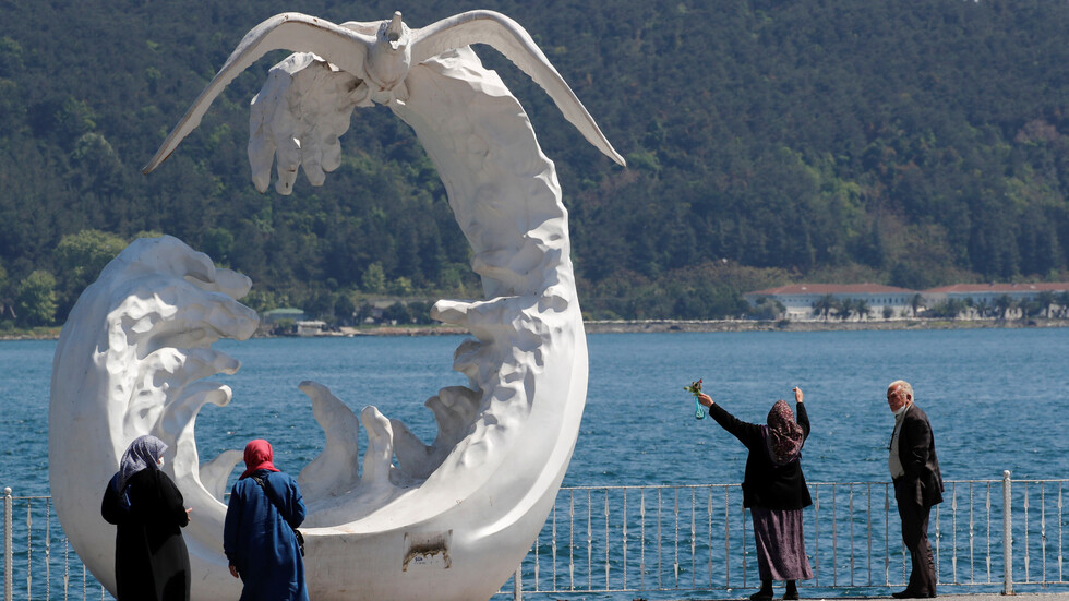 تركيا تسجل أقل من 1000 إصابة جديدة بكورونا لأول مرة منذ أسابيع وتراجع الوفيات اليومية إلى 23