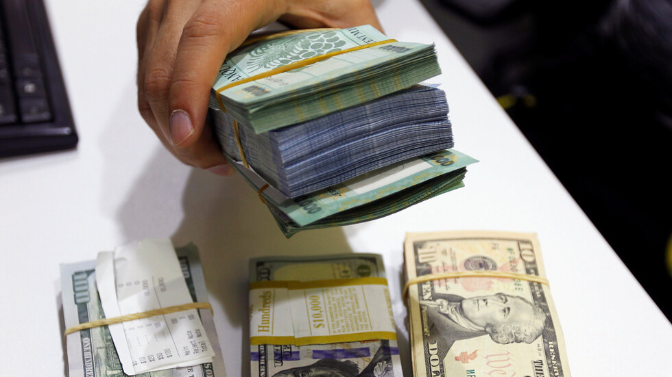 مصرف لبنان يبدأ إجراءات للجم ارتفاع سعر الدولار