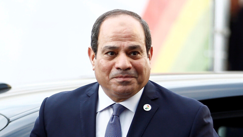 مصر.. السيسي ينقذ مصورا اعتقد أنه سيسقط من شرفة وحدة سكنية  (صور)