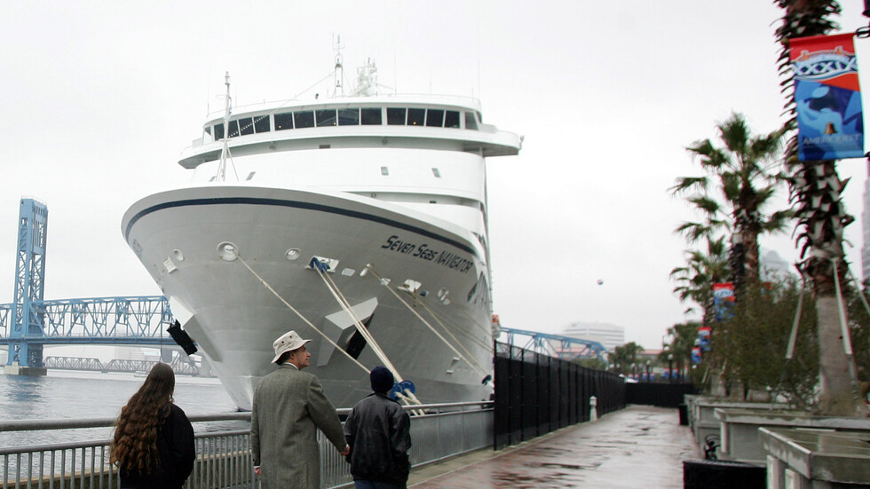 حجر سفينة سياحية صحيا في ميناء برشلونة بسبب كورونا