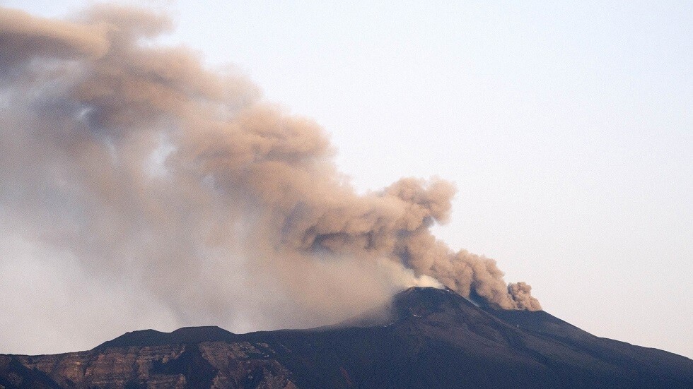 بركان إيتنا ينشط من جديد