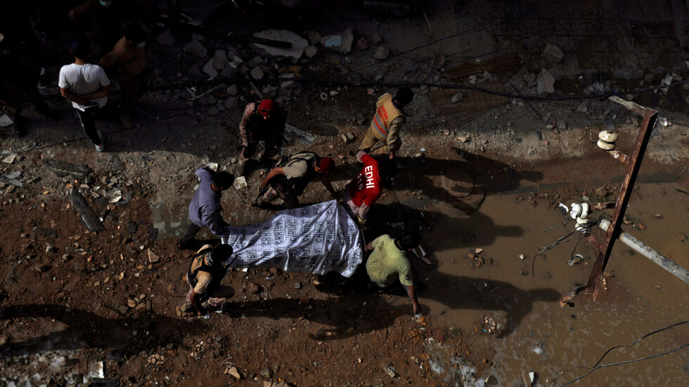 نجاة راكب واحد على الأقل جراء تحطم الطائرة في كراتشي