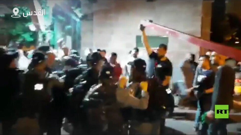 اعتداء  على المصلين عند باب الأسباط خارج المسجد الاقصى