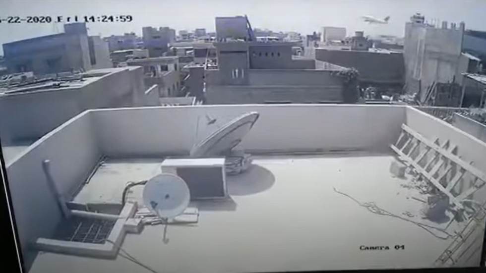 لحظة سقوط الطائرة الباكستانية المنكوبة