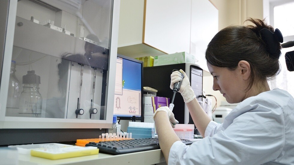 مدير مركز Gamalei  يحقن نفسه بلقاح ضد COVID-19