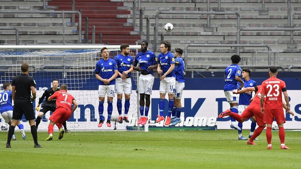 أوغسبورغ يقسو على شالكه بثلاثية في عقر داره (فيديو)