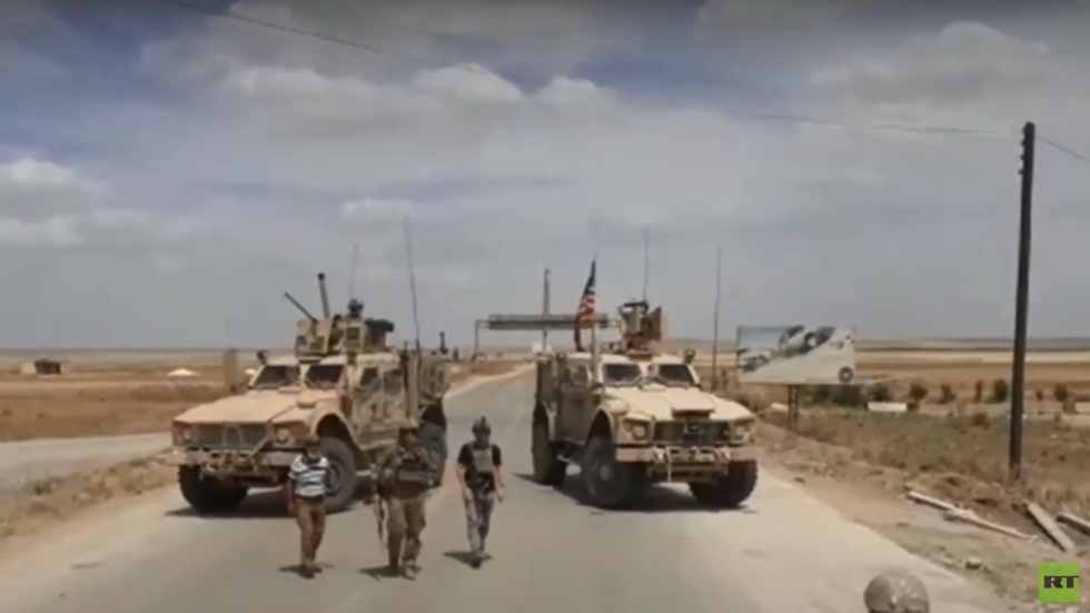 شاهد.. قوة أمريكية تحاول اعتراض دورية روسية شمال سوريا