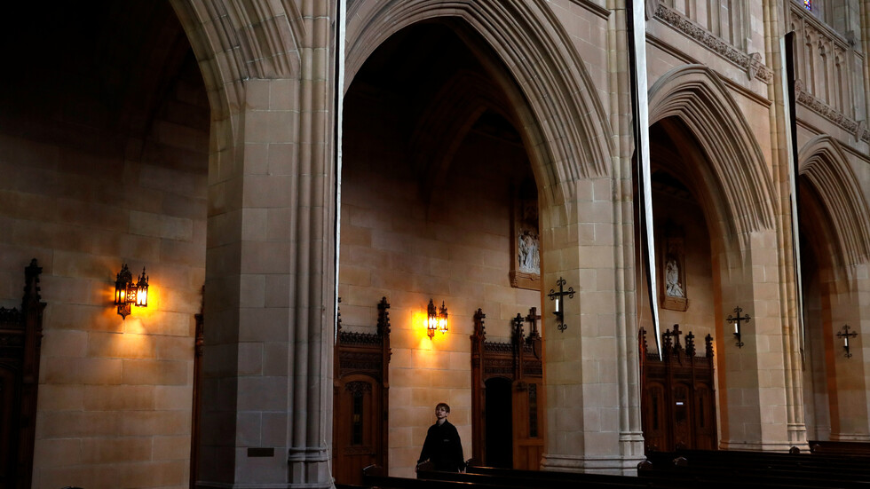 كاليفورنيا تعيد فتح دور العبادة