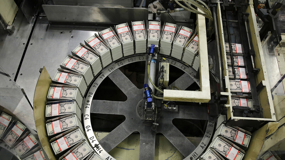 وزير الخزانة الأمريكي الأسبق يحذر من خطر يحدق بالدولار