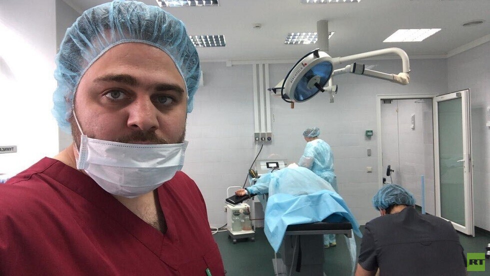 جراح سوري يتحدث إلى  RT عن تطوعه للعمل في مستشفى روسي
