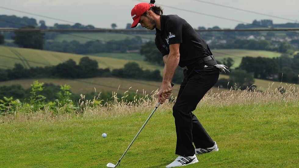 بيل يرد على منتقديه ويبرر ممارسته للغولف