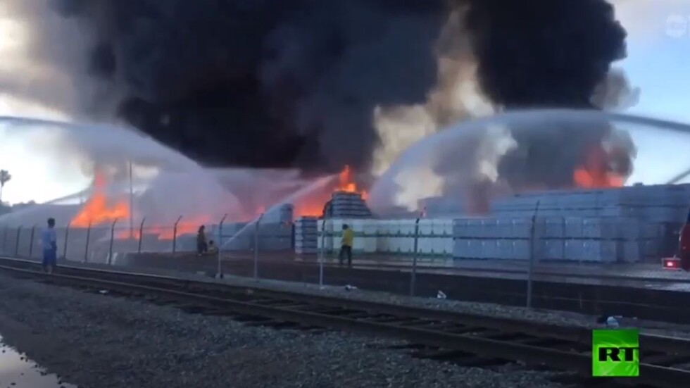 حريق هائل يلتهم مصنعا في كاليفورنيا