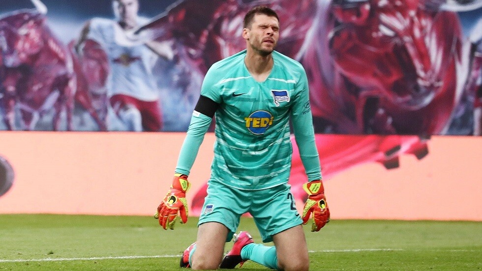 شاهد.. هدف كوميدي يسجله حارس مرمى في نفسه