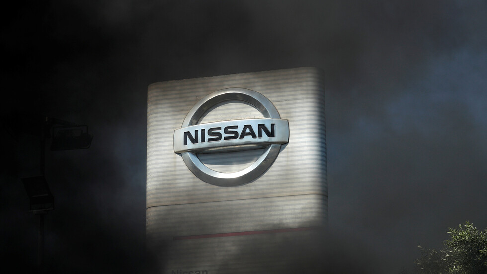 "نيسان" تخفض النفقات وتغلق مصانع بعد تكبدها أول خسارة في 11 عاما