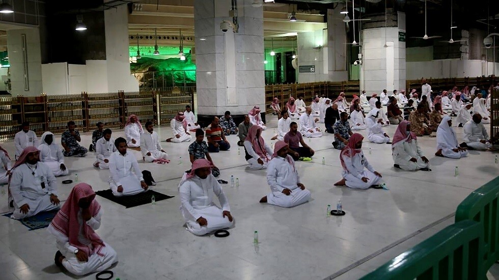 داعية سعودي يوضح أحكام صلاة الجماعة في ظل تفشي كورونا