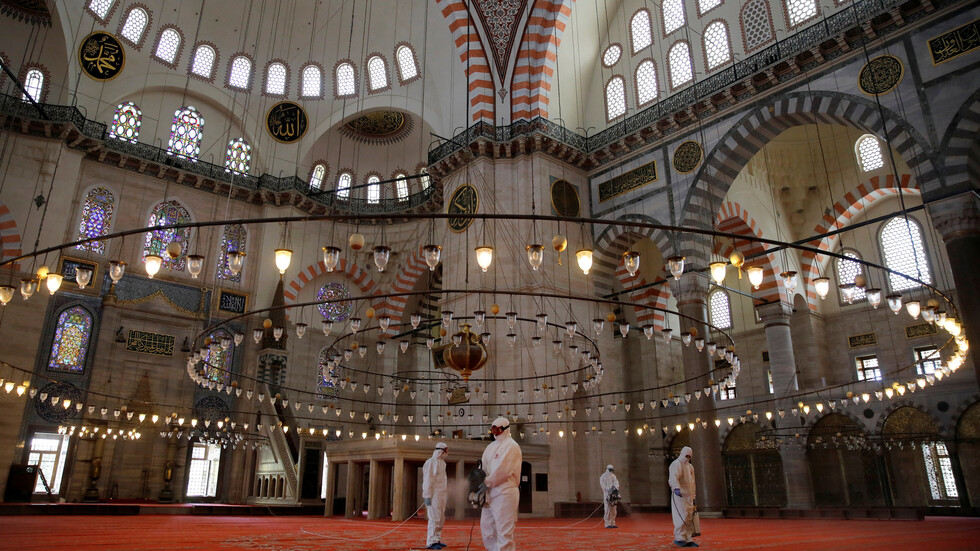 تركيا تفتح المساجد يوم الجمعة وتوزع لحوم مئات الأضاحي على المحتاجين