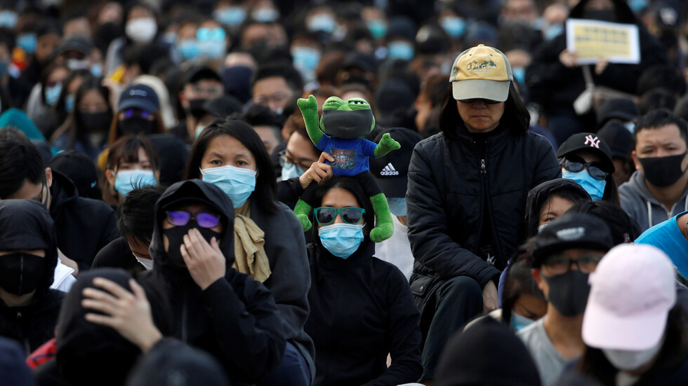 هونغ كونغ تدعو الولايات المتحدة للنأي بنفسها وتحذرها من الإضرار بمصالحها في المدينة