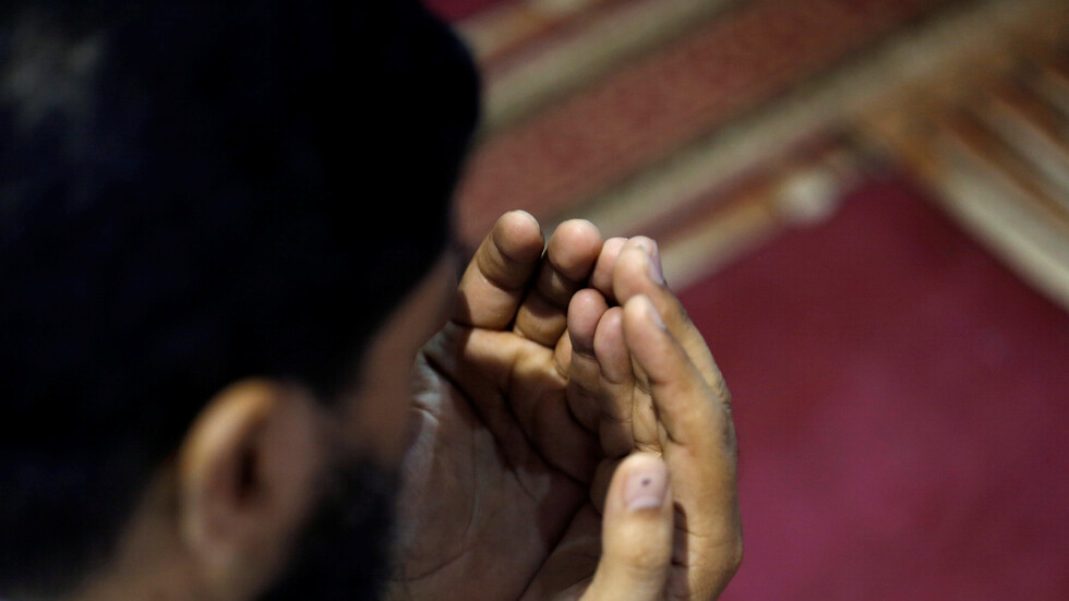 مصر تقيم أول صلاة جمعة منذ إغلاق المساجد