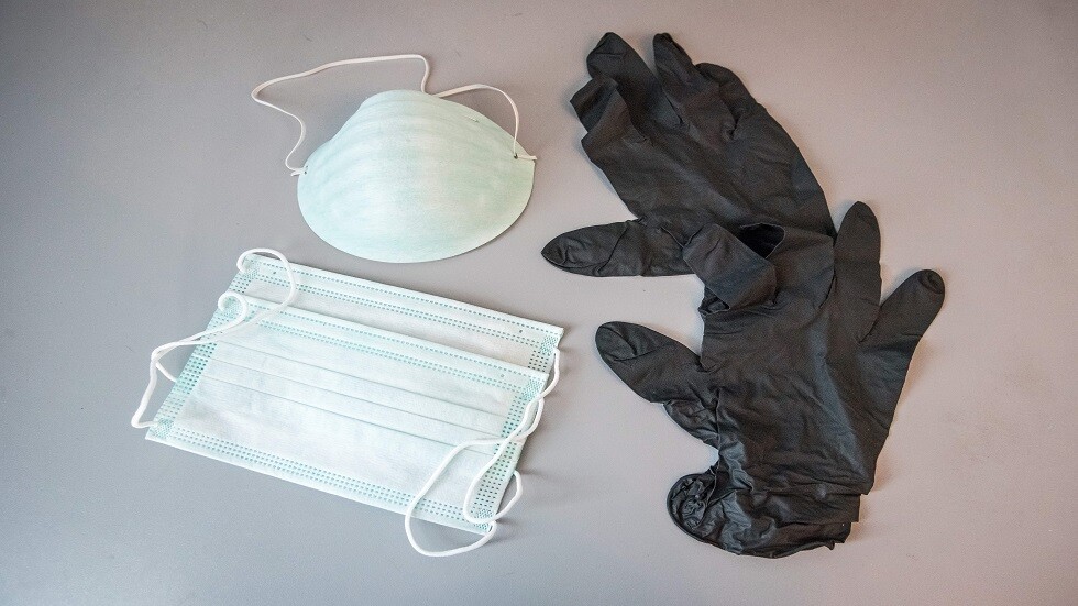 طبيب يقدم نصائح للوقاية من "كوفيد-19" في الأماكن العامة