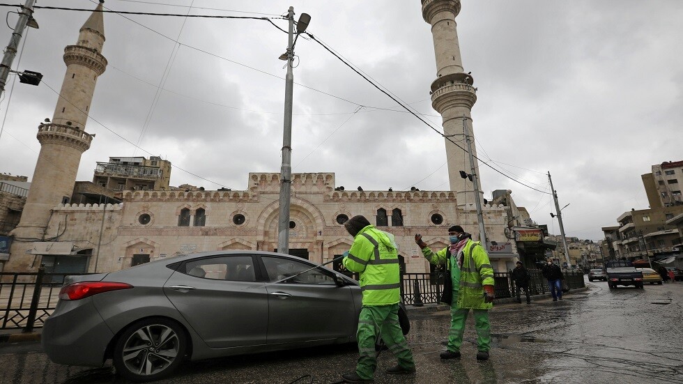 الأردن.. السلطات تسمح بعودة الرجال للمساجد وتمنع النساء
