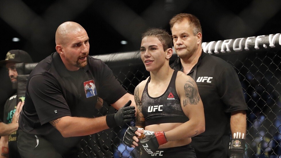 شاهد.. نزال دموي بين مقاتلتين للفنون القتالية المختلطة!