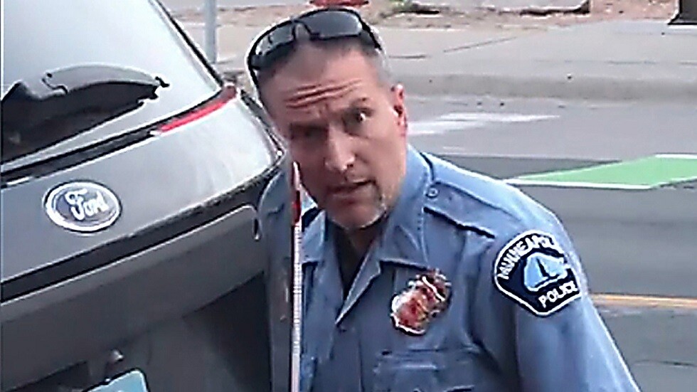 الولايات المتحدة.. توجيه التهمة الجنائية لشرطي قتل المواطن الأسمر في مينيابوليس