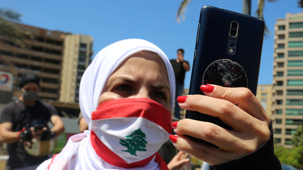 لبنان.. إصابات كورونا ترتفع مجددا وقوى الأمن توزع كمامات على المحتجين (فيديو)