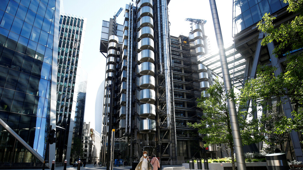 بريطانيا تسجل 215 وفاة جديدة بفيروس كورونا