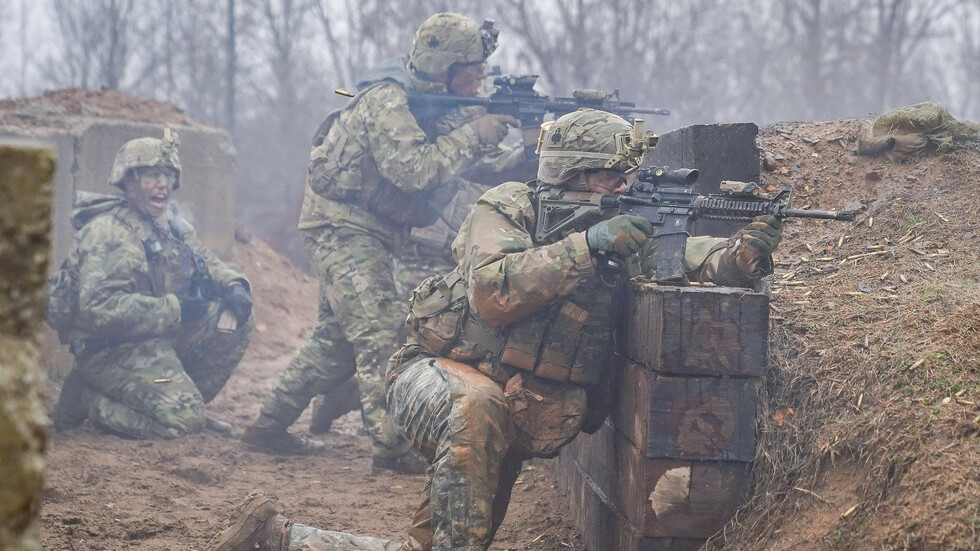 وزارة الدفاع الأمريكية ترفع درجة التأهب استعدادا لنشر قواتها في البلاد على خلفية الاحتجاجات الواسعة