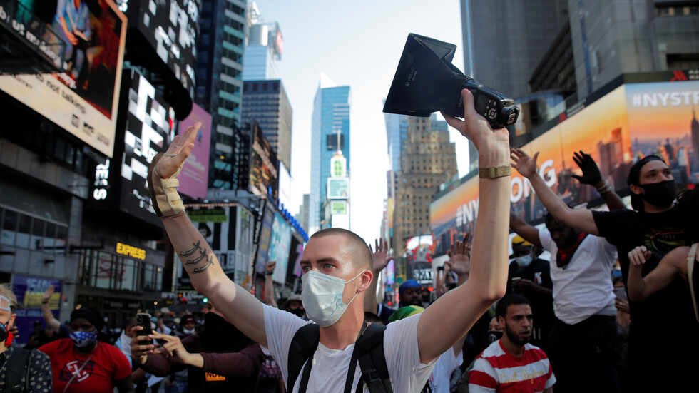 عودة الاحتجاجات والاضطرابات إلى الولايات المتحدة رغم تهديد ترامب باستخدام القوة العسكرية (صور)