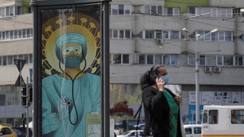 ظهر دون كمامة وهو يدخن.. رئيس وزراء رومانيا يدفع غرامة قدرها 700 دولار (صورة)