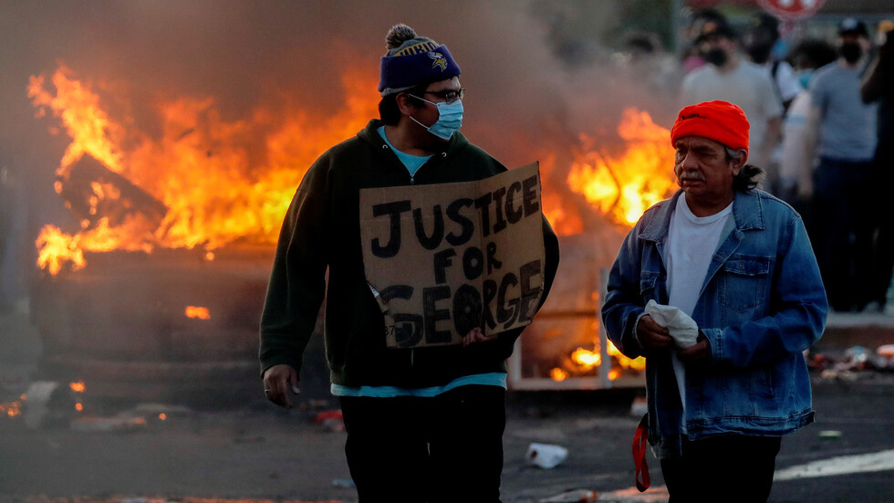 تواصل الاضطرابات والاشتباكات بين الشرطة والمحتجين في مدن أمريكية رغم حظر التجول