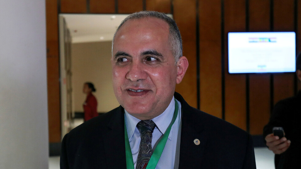 وزير مصري يتابع عمله من الحجر المنزلي (صورة)