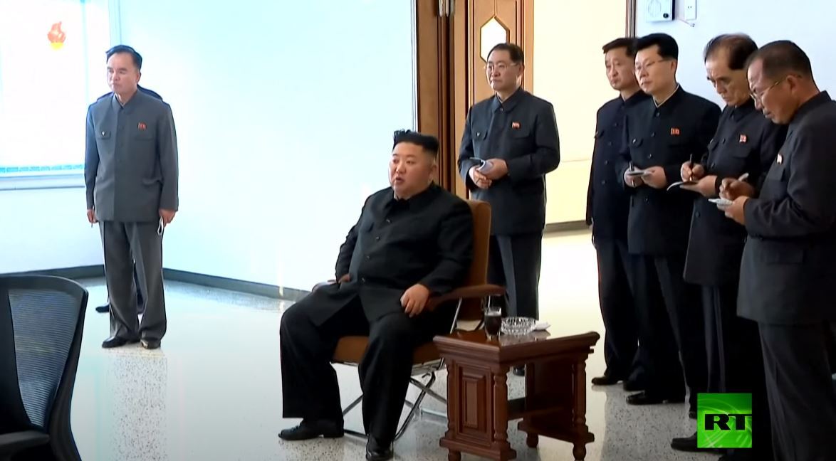 شاهد.. رئيس كوريا الشمالية يدخن ويضحك رغم الشائعات عن مصيره