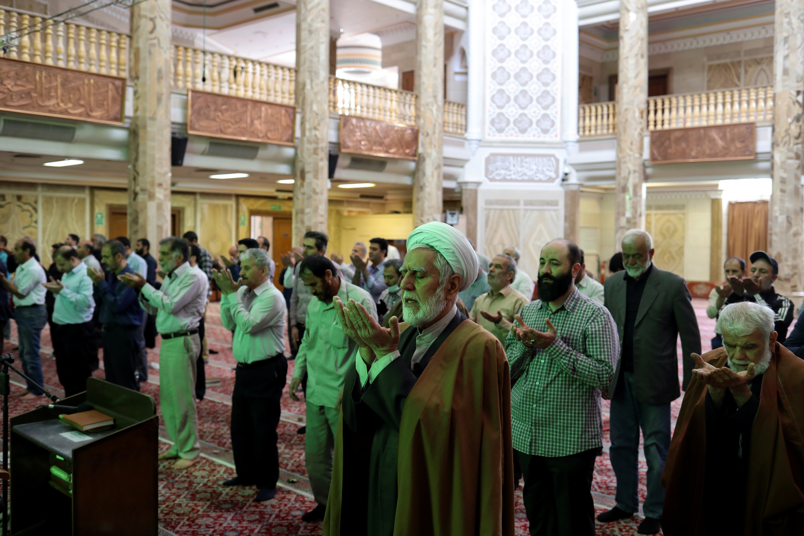 روحاني يعلن إعادة فتح المساجد في المناطق المصنفة 