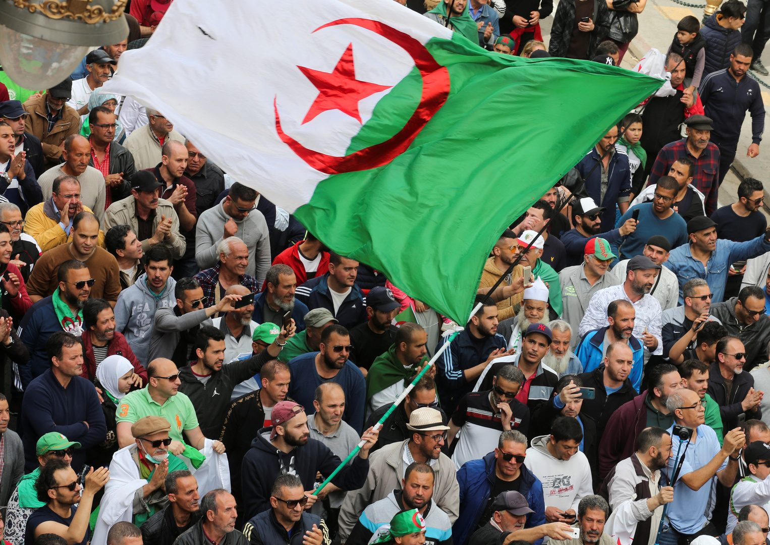 الحكومة الجزائرية تخفض الإنفاق في ميزانية 2020